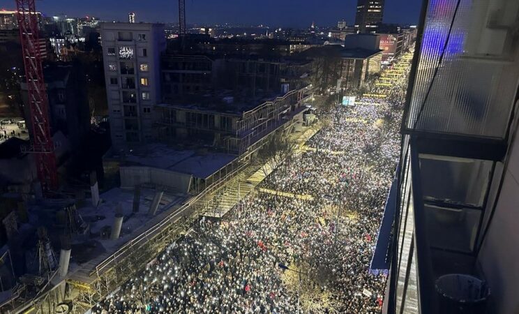 Analiza e DW: Protestat po tronditin qeverinë serbe, qytetarët bllokojnë rrugët në disa qytete